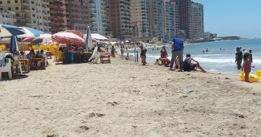 الأهالى يهربون من الحر.. إقبال كبير على الشواطئ المجانية بالإسكندرية.. لايف