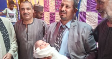 "ويجعل من يشاء عقيما".. مواطن أسوانى يحتفل بأول مولود بعد 20 سنة حرمان.. صور