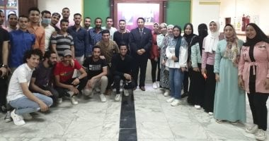 عميد "تجارة بنى سويف" يوزع شيكولاتة على الطلاب فى آخر أيام الامتحانات.. صور