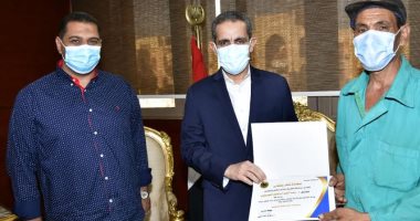 محافظ الغربية يكرم مشرف وعامل النظافة بحى ثان طنطا لتفانيهما فى العمل