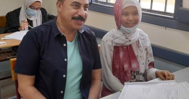 محافظ أسوان يتابع اختبارات المتفوقين فى الشهادة الإعدادية.. لايف وصور