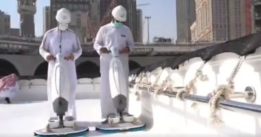 غسل وتطهير سطح الكعبة المشرفة فى 20 دقيقة استعدادا لموسم الحج.. فيديو وصور