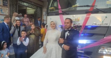 عريس يزف عروسته على "سيارة نقل" فى الفيوم.. صور