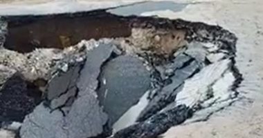 هبوط أرضى مفاجئ بالإسكندرية يتسبب فى كسر خط محطة الصرف الصحى.. لايف