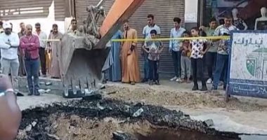 لحظة إنقاذ شوارع الإسكندرية من الغرق بمياه الصرف الصحى عقب هبوط أرضى مفاجئ ..لايف