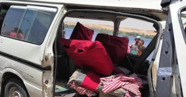 نزيف الأسفلت.. مصرع 3 أشخاص وإصابة 13 فى حادث تصادم بأسوان.. اصطدام ميكروباص بشاحنة على طريق الكورنيش الجديد.. 13 سيارة إسعاف تنقل المصابين.. والمحافظ يتفقد موقع الحادث ويوجه "التضامن" برعاية أسر الضحايا.. صور