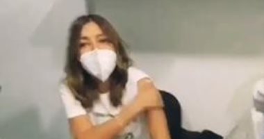 سميرة سعيد تتلقى الجرعة الأولى من لقاح كورونا.. وهالة صدقى تمازحها: "شعرك أصفر" 