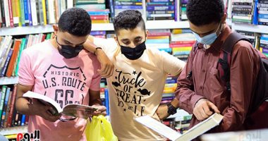 الجمهور يتفاعل مع الاصدرات الجديدة في أجنحة معرض القاهرة للكتاب