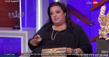 ابنة رجاء الجداوى تظهر مرتدية عقدها وتحمل حقيبتها مع لميس الحديدى