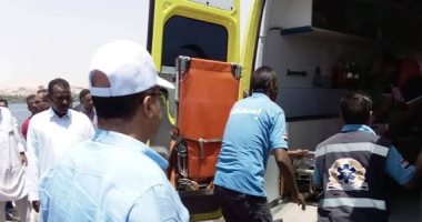 محافظ أسوان يتابع نقل مصابى حادث الطريق الزراعى ويوجه برعايتهم.. صور