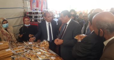 محافظ البحيرة يفتتح معرض منتجات المدارس الصناعية والزراعية.. صور