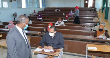نائب رئيس جامعة الوادى الجديد يتفقد لجان امتحانات الدراسات العليا بكلية التربية 