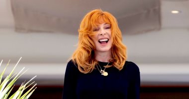 المغنية الفرنسية ميلين فارمر بالكمامة فى كان قبل انطلاق المهرجان .. فيديو 