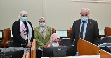 رئيس جامعة الفيوم يشهد الاختبارات الإلكترونية بكلية الصيدلة