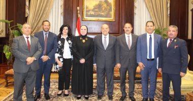 رئيس مجلس الشيوخ يستقبل بمكتبه وزيرة التجارة والصناعة