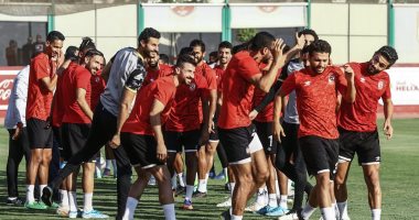 احتفال لاعبى الأهلي بعودة محمد محمود للتدريبات الجماعية بعد طول غياب.. صور
