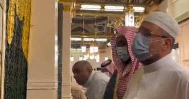 وزير الأوقاف يمدح الرسول خلال زيارته الروضة الشريفة فى المسجد النبوى.. فيديو