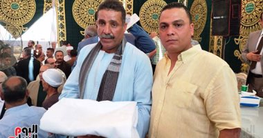 لحظة تقديم عائلة فرحات الكفن بالقليوبية بعد مقتل الطفل أحمد مدحت.. لايف وصور