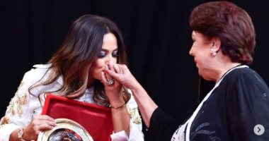 بصورة تقبل فيها يدها .. هند صبري تحيي الذكرى الأولى لوفاة رجاء الجداوي 