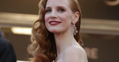 جيسيكا شاستين تقدم جائزة revelation في مهرجان كان السينمائي