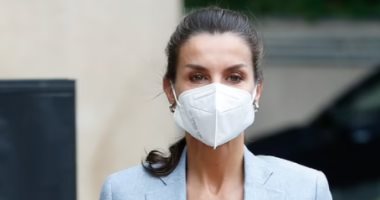 الملكة ليتزيا أنيقة فى بدلة غير رسمية باللون الأزرق الفاتح .. شوفى إطلالتها