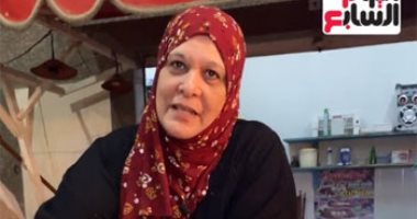 الحاجة رضا.. ست بـ100 راجل تصنع الفسيخ وتبيعه فى شادر السمك "فيديو"