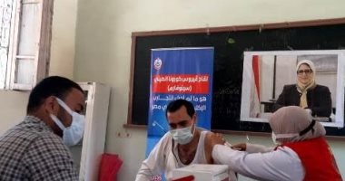 تطعيم مراقبين الثانوية العامة بالشرقية ضد فيروس كورونا