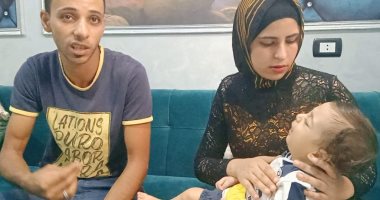 "أحمد" طفل عمره 11 شهرا من ضمور فى العضلات ولا يستطيع الحركة ورفع رأسه.. فيديو