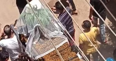 مشهد يبكى القلوب.. وفاة عروس بالشرقية وتشييع جنازتها بطرحة الزفاف.. لايف 
