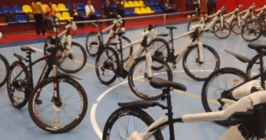 رئيس الاتحاد الأوروبى للدراجات يسلم بطلة ألمانيا الميدالية الذهبية