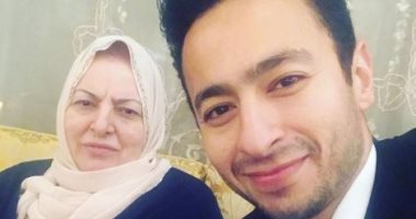 شاهد أجمل صور للفنان حمادة هلال مع والدته فى الذكرى الأولى لوفاتها 