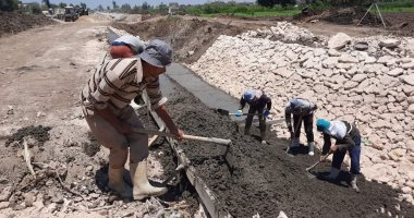 وزير الرى يتلقى تقريرا حول عمليات تبطين الترع بمحافظة البحيرة