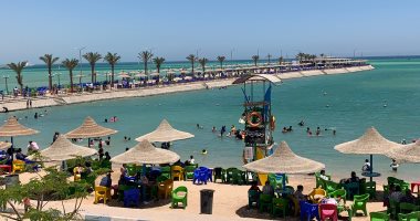 هربا من حرارة الجو.. إقبال كبير لأهالى الغردقة على الشاطئ.. فيديو وصور