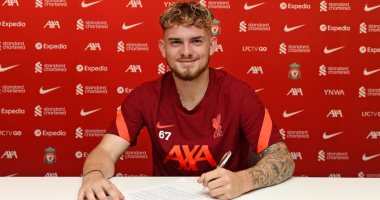 ليفربول يكافئ الواعد هيرفي إليوت بعقد طويل الأجل