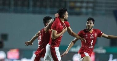 شاهد.. أيمن أشرف يلقى القبض على صلاح محسن بعد تسجيله هدفا للأهلى