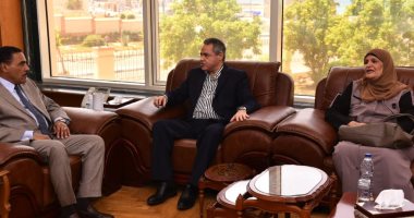 تعرف على لقاء محافظ مطروح برئيس قطاع الطب العلاجى بوزارة الصحة