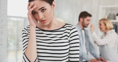 ركزى قبل ما تدبسى.. علامات بتقولك إن خطيبك "ابن أمه"
