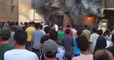 السيطرة على حريق شب فى معرض وسيارة ملاكى بالواسطى شمال بنى سويف.. صور 