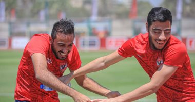 مرح وحماس بين أكرم توفيق وكهربا فى تدريبات الأهلى استعداد للمقاصة