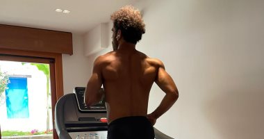 محمد صلاح يبدأ يومه بوصلة تدريبات بدنية.. والصحافة الإنجليزية تتحدث عن التجديد