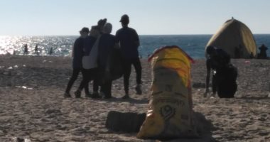شباب متطوعون ينفذون حملة تنظيف شاطئ العريش