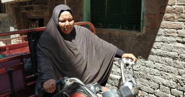 ست بـ100 راجل.. أم هبة تجوب شوارع طنطا لبيع البطيخ للإنفاق على أسرتها.. فيديو