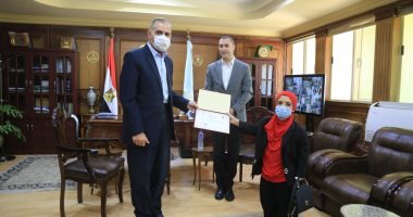 محافظ كفر الشيخ يكرم "أمل الزناتى" من ذوى الهمم وتمتلك محل لقطع غيار الجرارات 