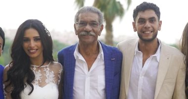 أبو العروسة بقى أبو العريس.. شاهد فرحة سيد رجب بخطوبة ابنه زياد