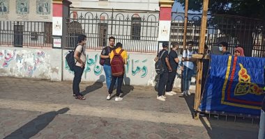 طلاب الثانوية العامة يسلمون بوكليت المواد غير المضافة للجان السير