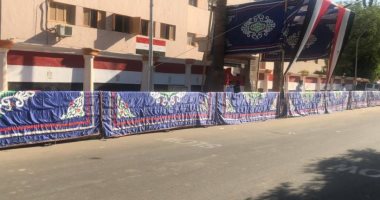 انتشار شرطى ووضع تندات لخدمة الطلاب أمام لجان الثانوية العامة بالأقصر.. صور