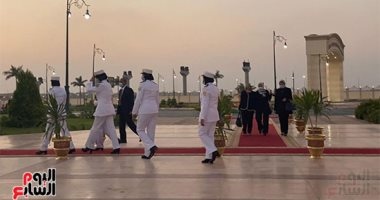 عدلى حسين ومحمود أباظة يشاركان فى عزاء السيدة جيهان السادات بمسجد المشير