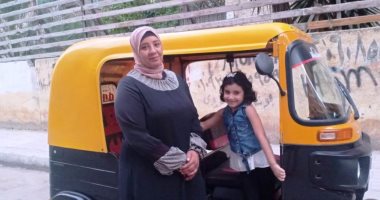 الأيادى الناعمة تكافح من أجل الحلال.. "عبير" تعمل على توك توك في شوارع الإسكندرية وتتحدى المناطق الشعبية.. وتؤكد: أعمل منذ عامين وأولادى تخلوا عنى بسبب عملى وأتمنى عملا يريحنى "فيديو وصور"
