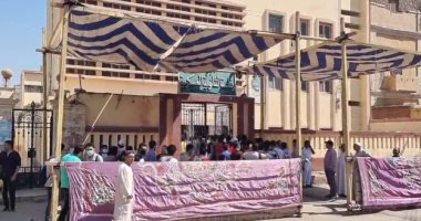 طلاب الثانوية العامة بسوهاج يؤدون الامتحانات داخل 79 لجنة وسط إجراءات مشددة
