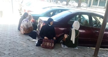 دموع ودعوات.. مشاهد أمهات طلاب الثانوية العامة فى أول يوم بالامتحانات.. صور
